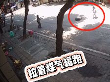 液化氣罐：大姨，請(qǐng)你尊重我，咱不帶這樣式兒的